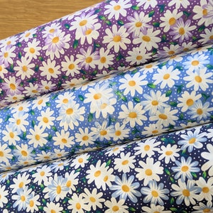 Stampa "Dancing Daisy" in giallo, lime, cielo, rosa, lilla, blu navy, tessuto popeline di cotone al 100% - larghezza 112 cm