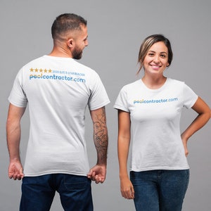 Puede incluir: Dos camisetas blancas con el texto "poolcontractor.com" impreso en ellas. Una camiseta tiene cinco estrellas doradas y el texto "2020 Elite 5 Star Builder" impreso en la parte posterior.