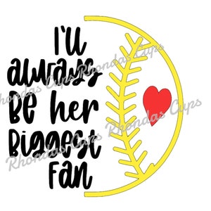 Op de afbeelding: Een gele softbal met zwarte naden en een rood hart. De tekst "I'll always be her biggest fan" is in zwart geschreven.