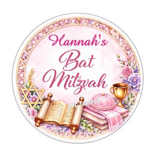 以下が含まれることがあります： ピンクの水彩画風の背景に、濃いピンクの筆記体で「Hannah's Bat Mitzvah」と書かれた円形のステッカー。金色のダビデの星、開いたトーラーの巻物、本の山、ピンクのキッパ、金色の聖杯が描かれています。