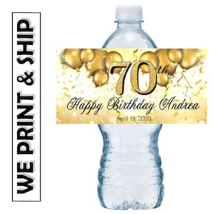 Op de afbeelding: Waterfleslabel met gouden ballonnen en confetti. Het label zegt "70e Verjaardag Andrea 19 april 2020".