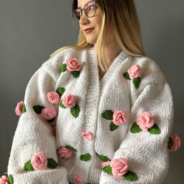 Cardigan roses roses, cardigan chunky pour femmes, pull blanc avec fleurs roses, cadeau unique pour les femmes, roses vintage