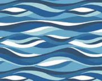 Vagues de l'océan dans des tons dégradés de bleu foncé à blanc C14803 Gratuit As the Ocean Collection de Riley Blake en 1 mètre