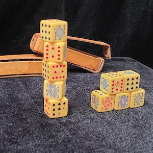 アンティーク 6 面 (D6) 英国スタイル セルロイド ポーカー ダイス、革製ケース入り 2 セット (1910 年代頃)