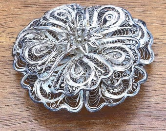 Broche floral antiguo de plata georgiana de cuatro niveles con filigrana/cannetille (c. principios del siglo XIX)