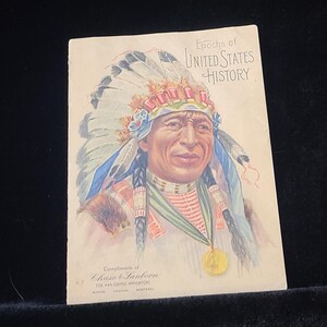 Op de afbeelding: Een vintage kaart met een portret van een indiaanse man met een veren hoofdtooi. De kaart heeft de tekst "Epochs of United States History" en "Compliments of Chase & Sanborn Tea and Coffee Importers" erop gedrukt.