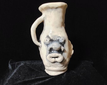 Jarra antigua de arte popular sureño con cara (firmada)