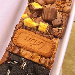 Caja de brownies surtidos / Regalo de brownies para llevar por correo / Brownies de Biscoff, Oreo, Maltesers y Crunchie / Regalo de cumpleaños / Envío gratuito en 24 horas