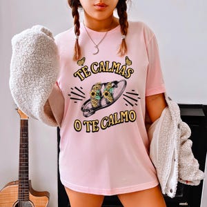 Te Calmas O Te Calmo Latina Mom Shirt, Mexican Mom Power Shirt, Funny Latina Shirt, Spanish Mom,Latina Sayigns Shirt, Chancla Voladora shirt