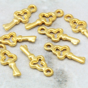 Encantos de llaves pequeñas de 17 mm, colgantes de metal chapado en oro mate 10 piezas / GPY-169