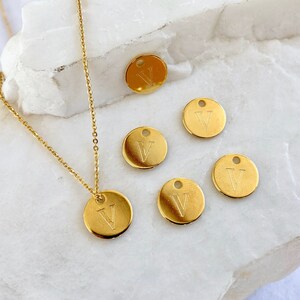 2 pcs Gold Plated Initial Pendants, 10mm Round Brass Letter V Charm / GPL-7V