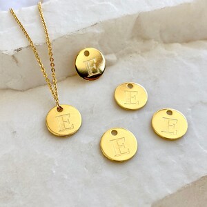 2 pcs Gold Plated Initial Pendants, 10mm Round Brass Letter E Charm / GPL-7E