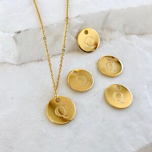 2 pcs Gold Plated Initial Pendants, 10mm Round Brass Letter Q Charm / GPL-7Q