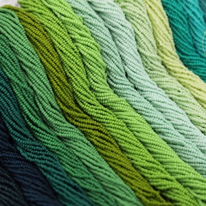 Set di perline di semi di colori assortiti tonalità verdi, perline di semi ceche 11/0 (2,2 mm), 5 matasse Seleziona i tuoi colori! / GSB11-125