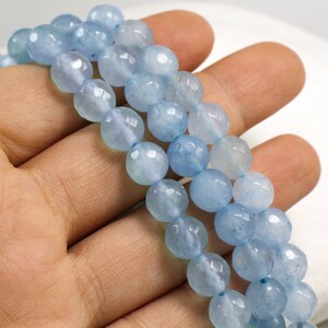 Peut inclure: Un brin de perles de pierres précieuses bleu clair. Les perles sont rondes et ont une finition facetée.