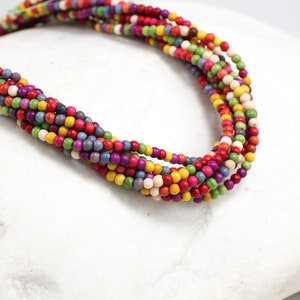 Cuentas de howlita redondas multicolores de 2 mm, 1 hebra de 15&#39;&#39;/ HWL-M02