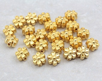 7mm Gold Plated Daisy Charm, Metal Floral Bead 10 pcs / GPS-077