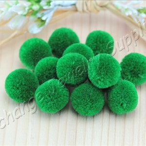 Guarnição de pompom artesanal verde gramado, pompons feitos à mão de algodão redondo bola de 15 mm com anel de salto 10 peças / CPM-32
