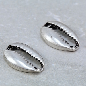 Antique Silver Plated Cowrie Charm, 25mm Metal Cowrie Shell Charm 3 pcs