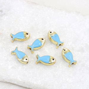 2 Stück Gold Farbe Hellblaue Emaille Fische Charm, 7mm Handgemachter Tier Anhänger / FCE-06
