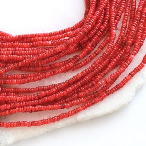 Puede incluir: Una hebra de cuentas de coral rojo, perfectas para la elaboración de joyas. Las cuentas son pequeñas y uniformes en tamaño, con un acabado liso y pulido.