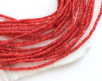 Puede incluir: Una hebra de cuentas de coral rojo, perfectas para la elaboración de joyas. Las cuentas son pequeñas y uniformes en tamaño, con un acabado liso y pulido.