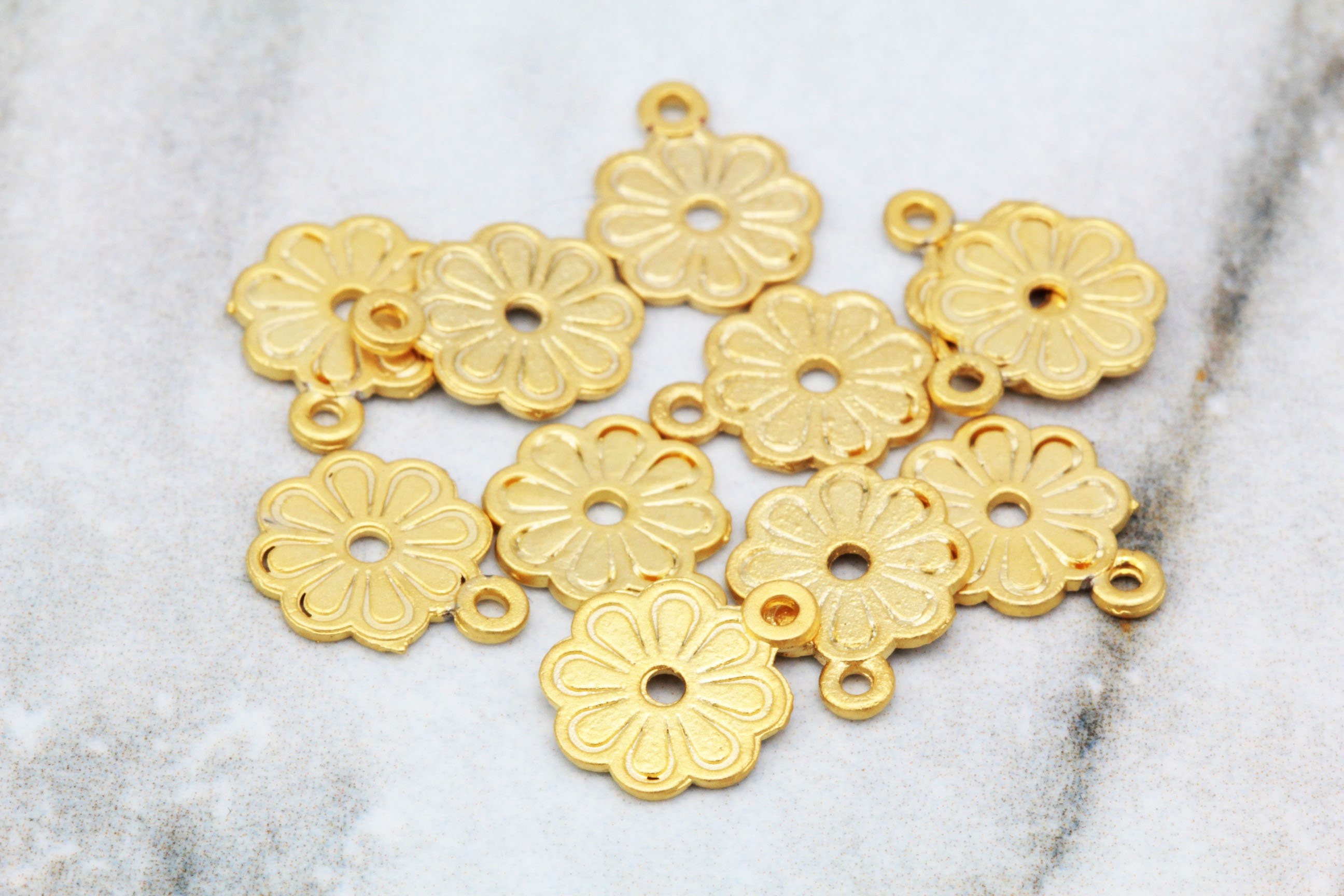 11mm Matte Gold Plated Metal Daisy Flower Pendants 10 Pcs / GPY