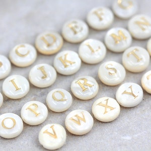 Natürliche Muschel Alphabet Perlen mit Goldbuchstaben, 8mm doppelseitige Muschel Initial Charms / SLC-01