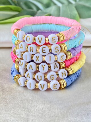 MMXX Bracciale Elastico Personalizzato Con Pietre Naturali 6 Mm – Nome Inciso – Fatto A Mano – Regalo Per Mamma O Amica