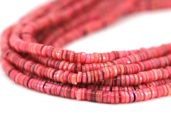 Puede incluir: Una hebra de cuentas de concha rosa, cada cuenta es un disco plano con un centro ligeramente elevado. Las cuentas están enhebradas para crear un collar o pulsera largo.