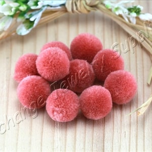 Guarnição de pompom artesanal rosa blush, pompons feitos à mão de algodão redondo bola de 15 mm com anel de salto 10 peças / CPM-50