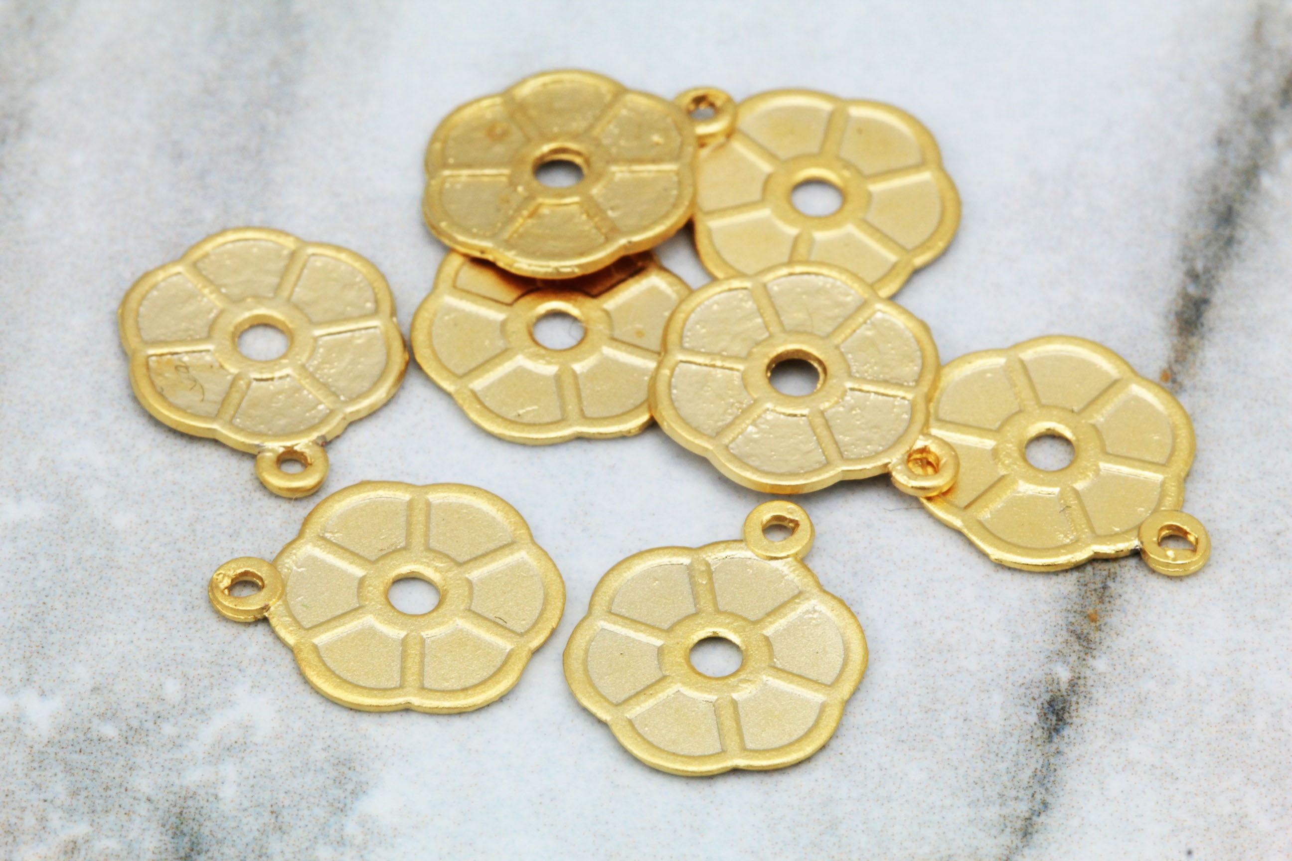 12mm Matte Gold Plated Metal Daisy Flower Pendants 10 Pcs / GPY