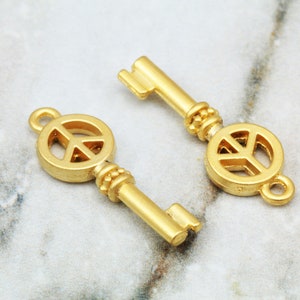 Colgantes de llave de 26 mm, llave de metal chapada en oro mate con colgantes de signo de la paz 5 piezas / GPY-254