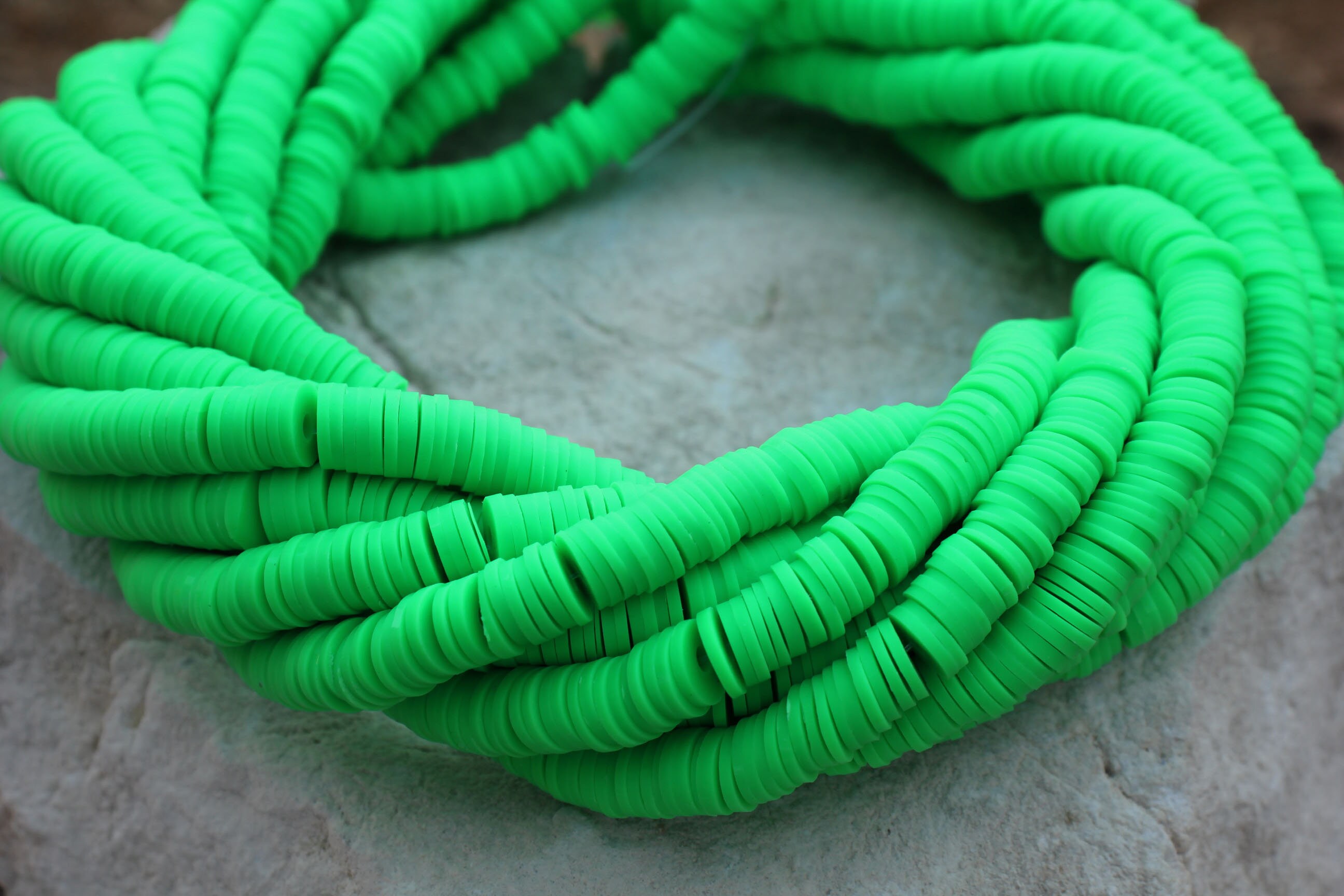 8 mm ネオングリーン Heishi ディスクビーズ、サーファーネックレス