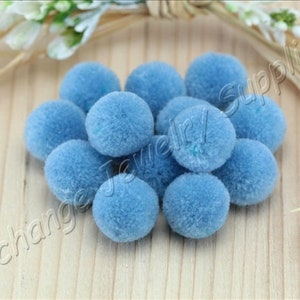 Guarnição de pompom artesanal azul claro, pompons feitos à mão de algodão redondo bola de 15 mm com anel de salto 10 peças / CPM-36