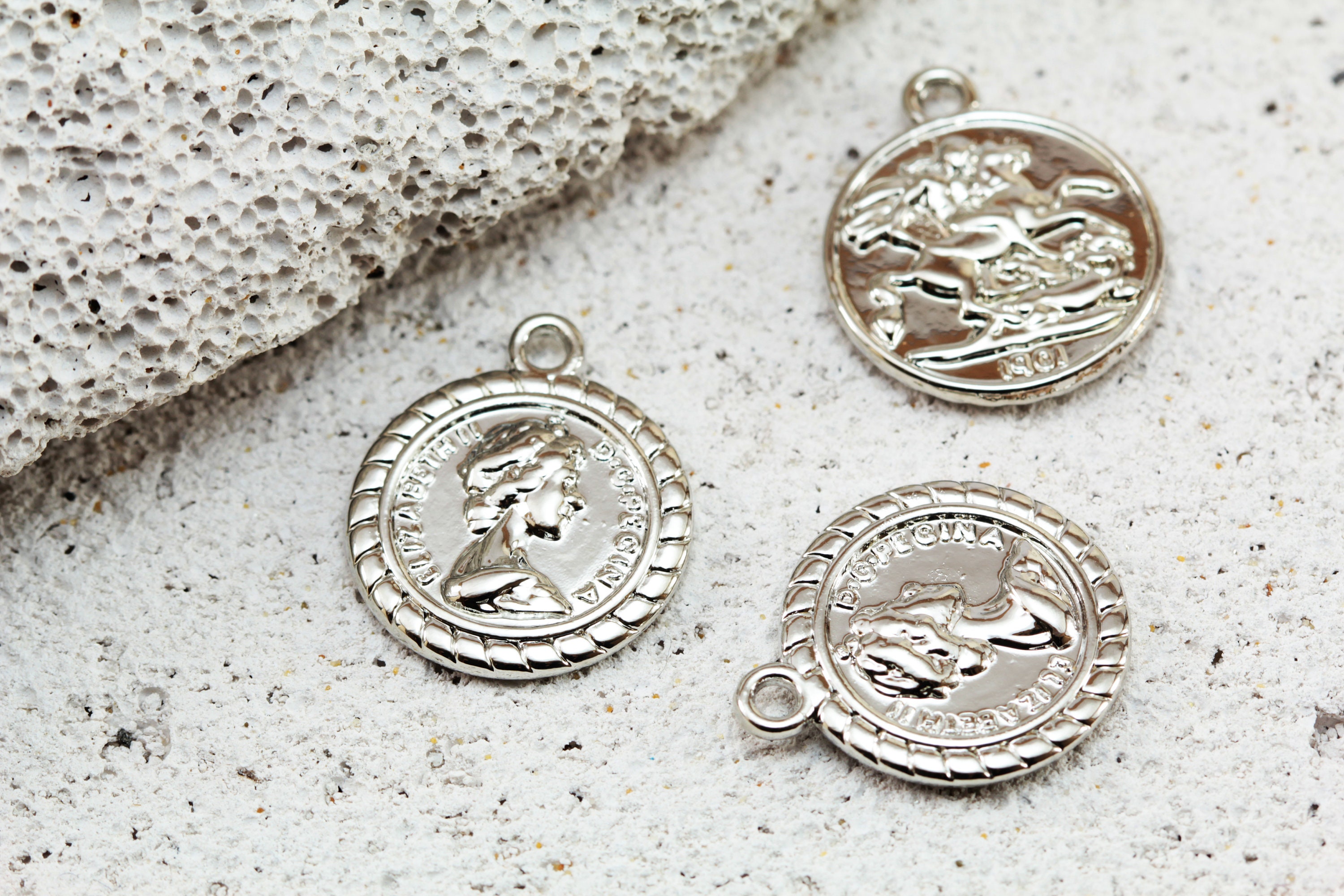 Rhodium Plated Old Coin Pendant, 22mm Metal Replica Queen Elizabeth Coin Pendant 2 pcs / GPY-526b
