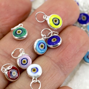 Mini silverram onda ögat berlocker med ögla, 6 mm 925 sterlingsilver färgglada glas Nazar-pärlor