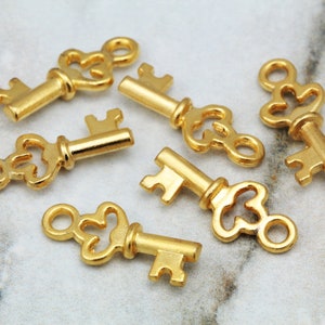 Encantos de llaves pequeñas de 17 mm, colgantes de metal chapado en oro mate 10 piezas / GPY-373