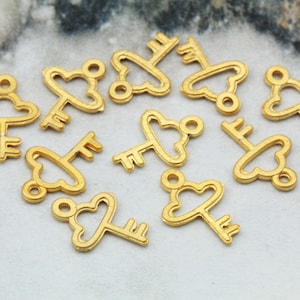 Encantos de llaves pequeñas de 11 mm, colgantes de metal chapado en oro mate 10 piezas / GPY-278