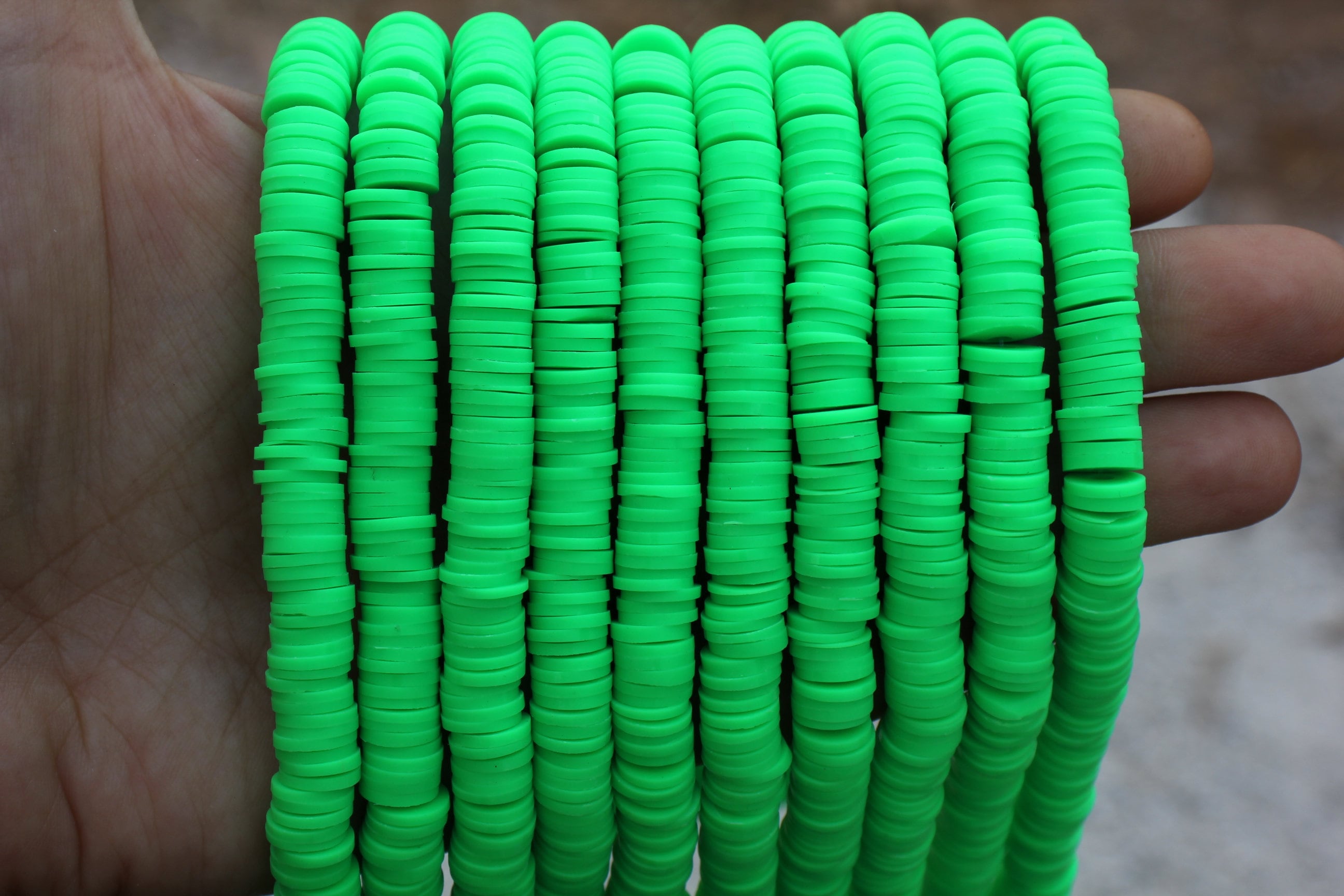 8 mm ネオングリーン Heishi ディスクビーズ、サーファーネックレス