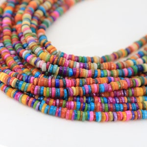 Puede incluir: Una hebra de cuentas redondas de concha de colores. Las cuentas son multicolores y tienen un aspecto natural y orgánico. Las cuentas están enhebradas en un hilo transparente y están listas para ser utilizadas para la elaboración de joyas.