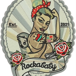 Könnte beinhalten: Eine Illustration im Vintage-Stil einer Frau mit rotem Bandana und Tattoos, die ihren Bizeps beugt. Das Bild ist vor einem Hintergrund aus strahlenden Linien platziert und enthält den Text "Rockababy", "Est." und "2021".