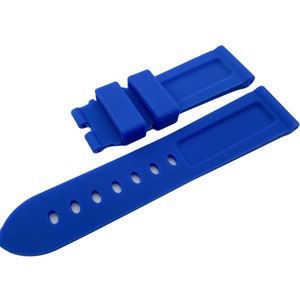 K&ouml;nnte beinhalten: Ein leuchtend blaues Silikon-Armband mit einer Schlie&szlig;e und L&ouml;chern zum Einstellen der Passform.