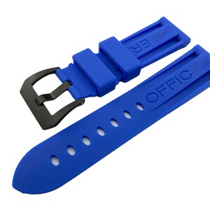 K&ouml;nnte beinhalten: Ein blaues Kautschuk-Armband mit einer schwarzen Schlie&szlig;e. Das Armband hat das Wort "OFFIC" gepr&auml;gt.