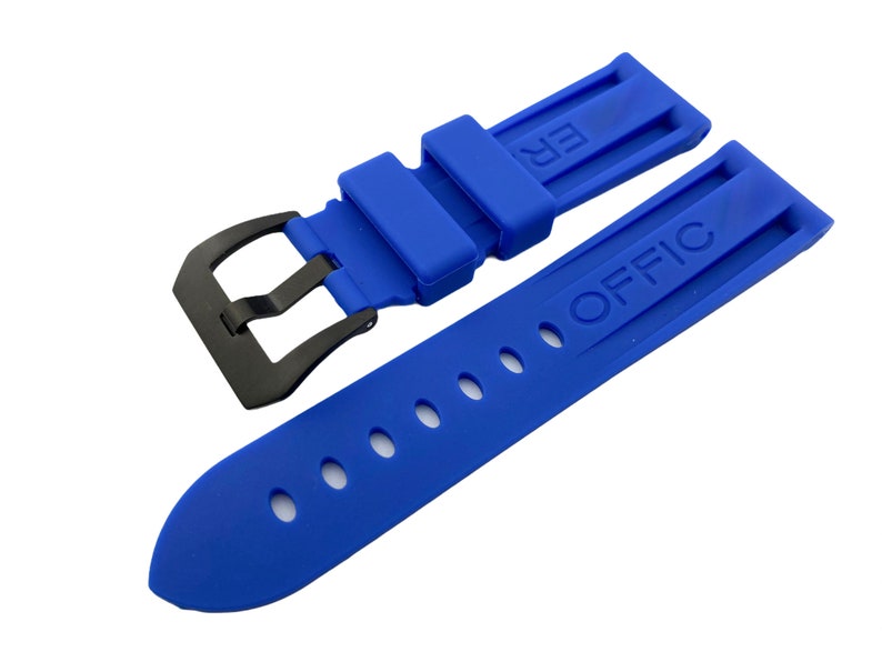 K&ouml;nnte beinhalten: Ein blaues Kautschuk-Armband mit einer schwarzen Schlie&szlig;e. Das Armband hat das Wort "OFFIC" gepr&auml;gt.