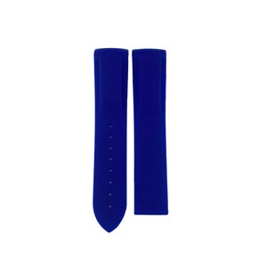 Może przedstawiać: Para niebieskich silikonowych pask&oacute;w do zegarka. Paski są zaprojektowane do zegarka ze standardową szerokością uszek.