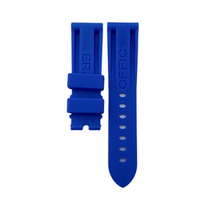 K&ouml;nnte beinhalten: Ein blaues Gummiband f&uuml;r eine Uhr mit dem Wort "OFFIC" auf dem Band und "ER" auf der Schlie&szlig;e.