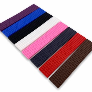 Puede incluir: Ocho correas de reloj de silicona de diferentes colores con un patrón texturizado. Las correas están dispuestas en forma de abanico, con el color más oscuro en la parte superior y el color más claro en la parte inferior.