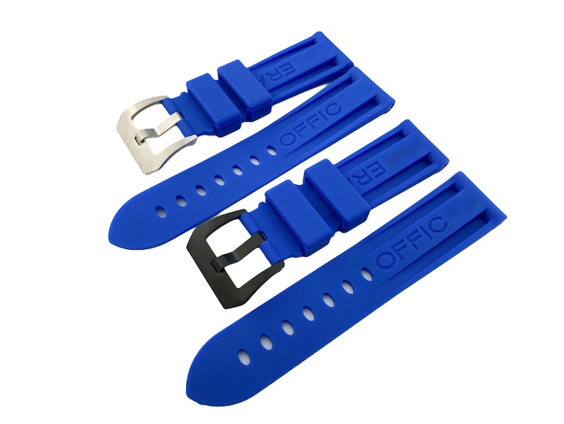 K&ouml;nnte beinhalten: Zwei blaue Kautschuk-Uhrenarmb&auml;nder mit dem gepr&auml;gten Wort "OFFIC". Die Armb&auml;nder haben eine Schlie&szlig;e und sind f&uuml;r eine Uhr konzipiert.