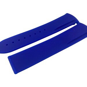 Może przedstawiać: Para niebieskich gumowych pask&oacute;w do zegarka. Paski są przeznaczone do zegarka o szerokości uszek 20 mm.